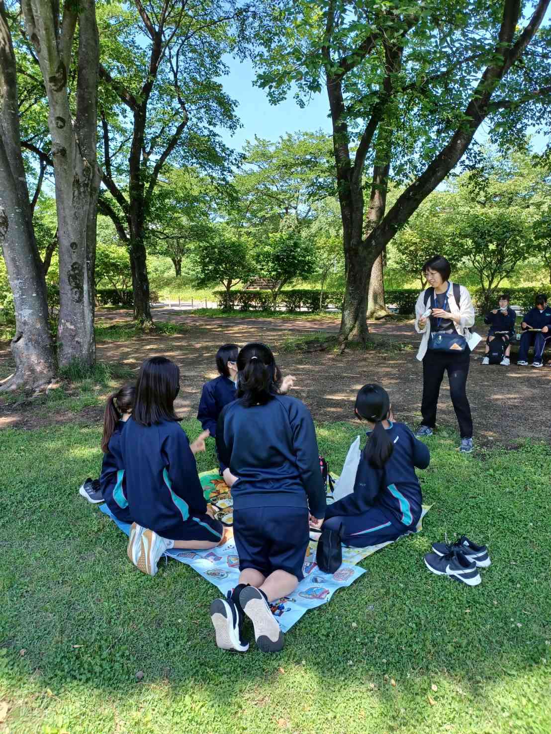 那珂川の公園で青空のしたで昼食です 全校 学校の様子 横須賀市立常葉中学校